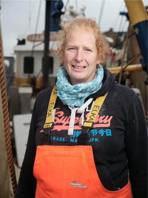 Foto van Liesbeth de Haan op haar garnalenboot