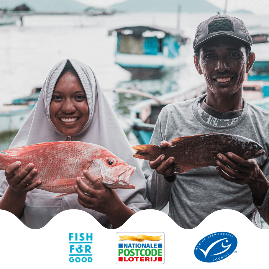 Indonesische vissers houden lachend vissen omhoog