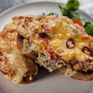 Duurzaam broodje tonijnsalade met gesmolten kaas