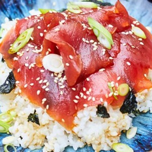 Japanse rijstbowl met gemarineerde tonijn