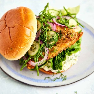 Krokante haring op een brioche broodje met snelle pickles