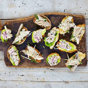 Toast met zachte tonijnsalade en horsmakreel
