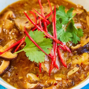 Tonijn met chili-knoflook en paddenstoelenbouillon