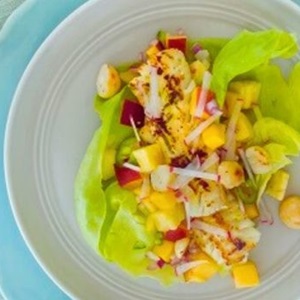 Alaska koolvis sla wraps met citrus en macademia noten