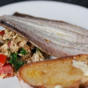 Duurzame gegrilde haring met Indonesisch roerei