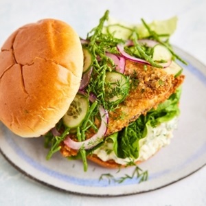 Krokante haring op een brioche broodje met snelle pickles