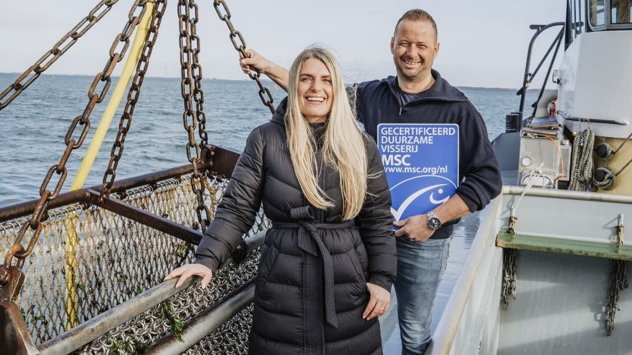 van-bron-tot-bord-contextual Trotse gesetiviseerde msc vissers op boot