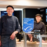 medewerkers van Metz Vis poseren in de viswinkel