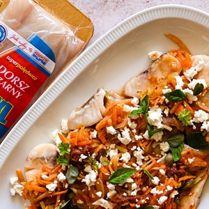 Pieczona ryba po grecku z kaparami, serem feta i pomidorami