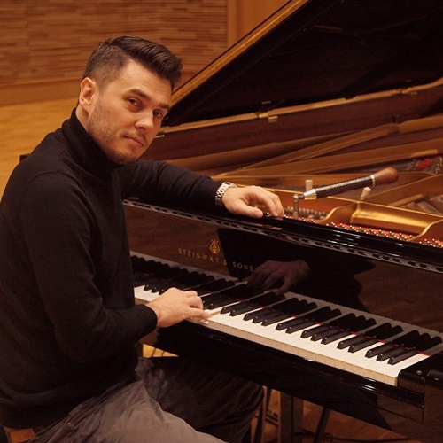 Mateusz Lipiński – pianista podczas wydarzenia POLFISH