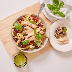 Grecka sałatka makaronowa z wędzonym łososiem i fetą