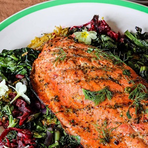 Łosoś wędzony na gorąco z wiosennymi warzywami liściastymi