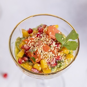 Świąteczna sałatka z awokado, mango i dzikiego łososia