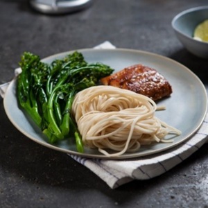 Pikantny łosoś w glazurze klonowo-sojowej