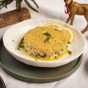 Tatar ze śledzia z wędzonymi śliwkami i sosem musztardowym