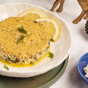 Tatar ze śledzia z wędzonymi śliwkami i sosem musztardowym