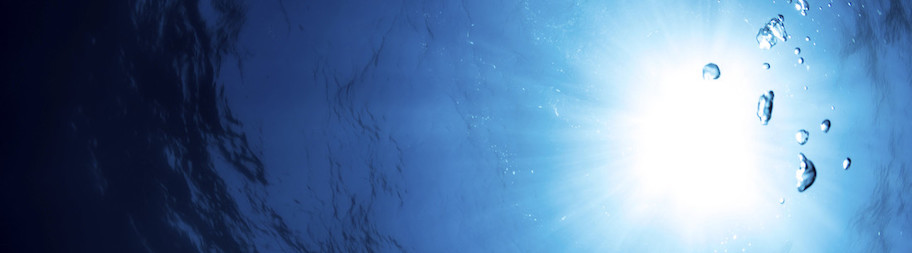 Zdjęcie tafli wody i słońca