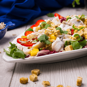 Sałata ze śledziem i mango