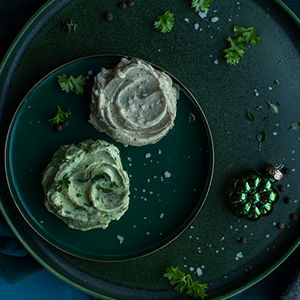 Masło śledziowe i masło ziołowe od Biedronki