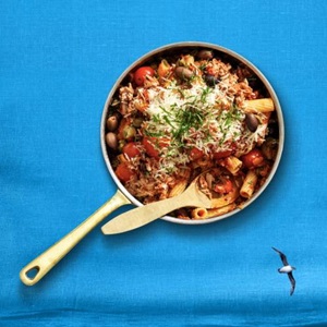 Tonfiskpasta med tomatsås, svarta oliver och kapris