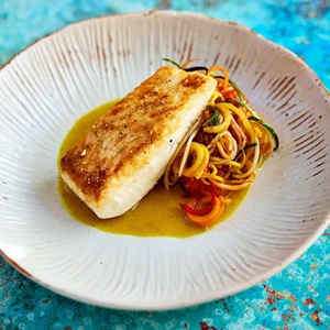 Pesce bianco certificato MSC su noodles di zucchine colorate