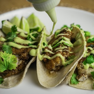 Andreas fisktacos med pankopanerad sej och limesalsa