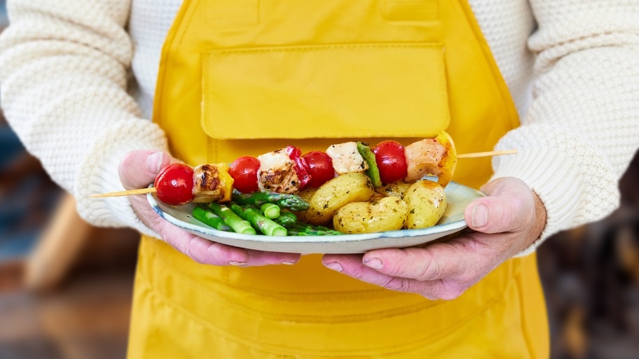 Fiskare håller i ett fat med fiskespett