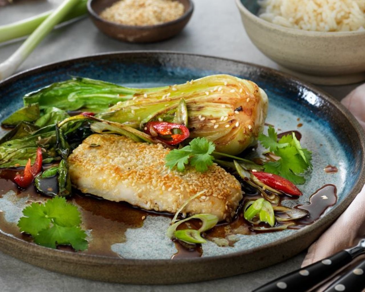 Tallrik med fisk och pack choi.