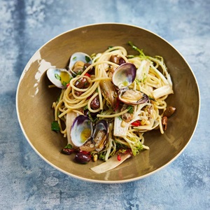 Spaghetti med musslor och endivesallad