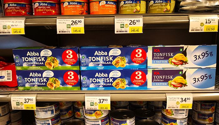 Tonfisk Tonfiskburkar på butikshylla