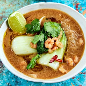 Räksoppa med vermicelli och gurkmeja