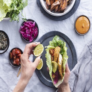 Friterad torsk tacos med picklad rödlök sallad, sötpotatis och chili majonnäs