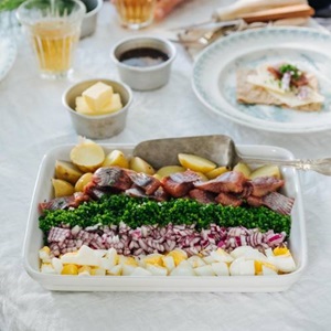 Matjessill med brynt sojasmör, kokt ägg, gräslök, rödlök, dill och färskpotatis