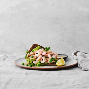 MSC-räkmacka med grön ärthummus, mynta, ägg och tahini