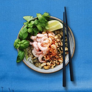 Grön kokoscurry med MSC-räkor, kokt ris och cashewnötter