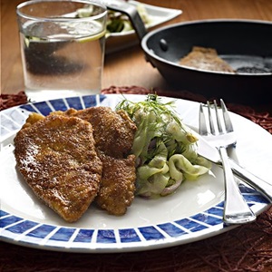 Schnitzel på glad rödspätta med gurksallad