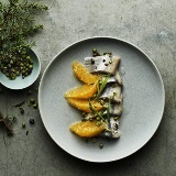 Sillfileer för festen med gröna enbär, dragon och apelsin