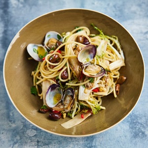Spaghetti med musslor och endivesallad