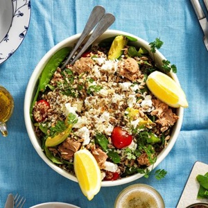 Somrig tonfisksallad med färskriven pepparrot, körvel och citron