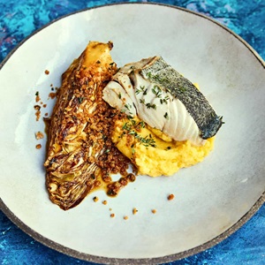 Sej med vintergrönsaker och örtsmulor