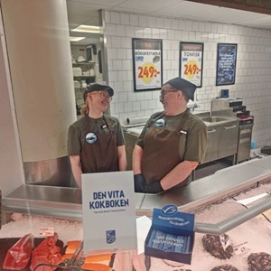 Helena och Julia i ICA Torgkassens fiskdisk