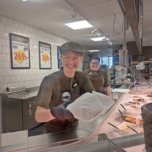 Helena och Julia i fiskdisken på ICA Torgkassen