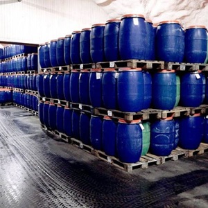 Stora tunnor med sill står uppradade i Orklas bergsrum