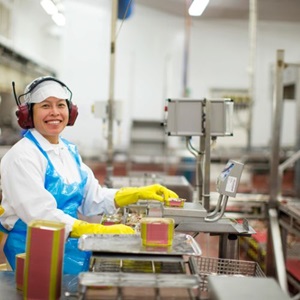 Fabriksarbetare hos Orkla förbereder fisk