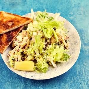 Tonnikalasalaatti ja kapriskastike