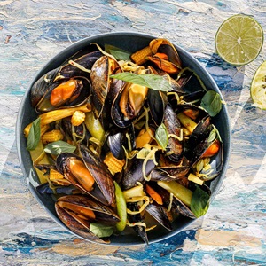 Yellow curry mussels